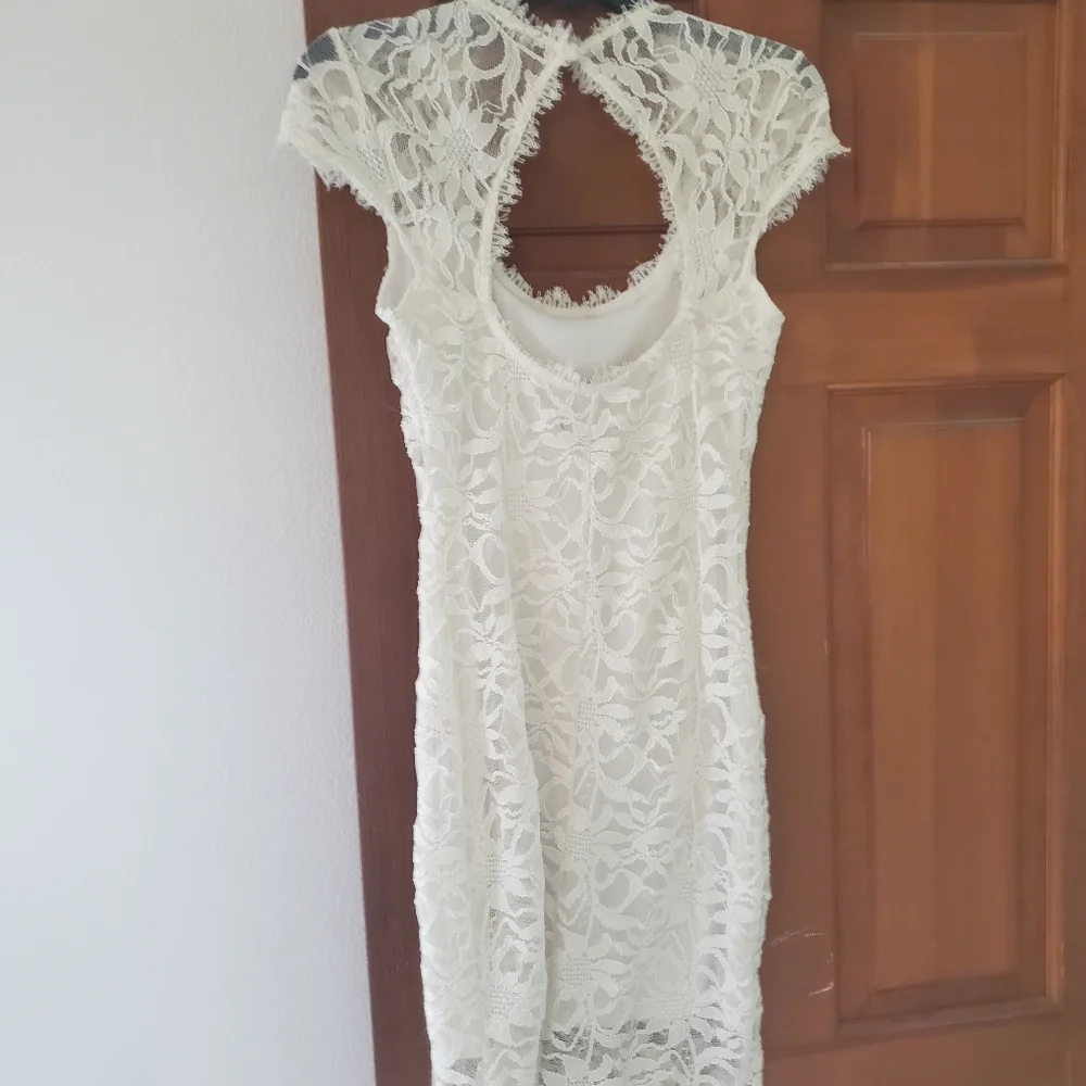 Beautiful dress - Picture 3 of 3
